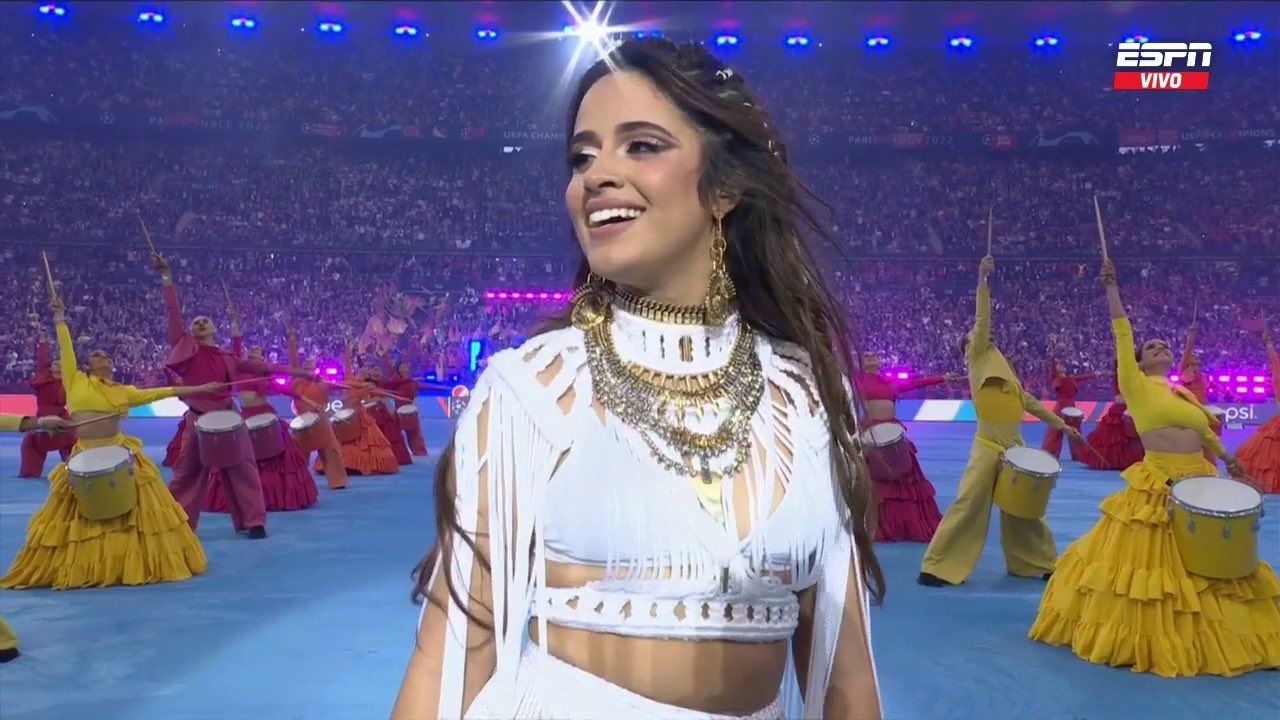 Camila Cabello canta seus sucessos e abre a final da Liga dos Campeões da UEFA