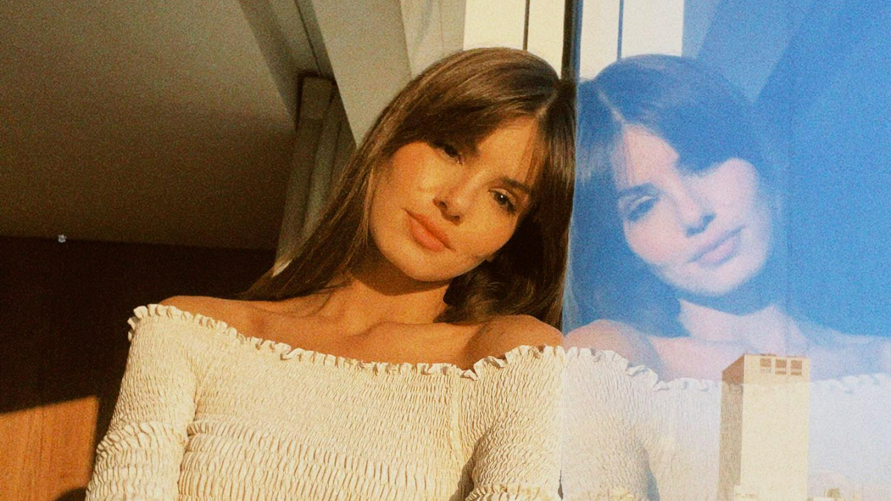 Camila Queiroz chama atenção da web ao surgir usando look branco charmoso: ”Que diva!”