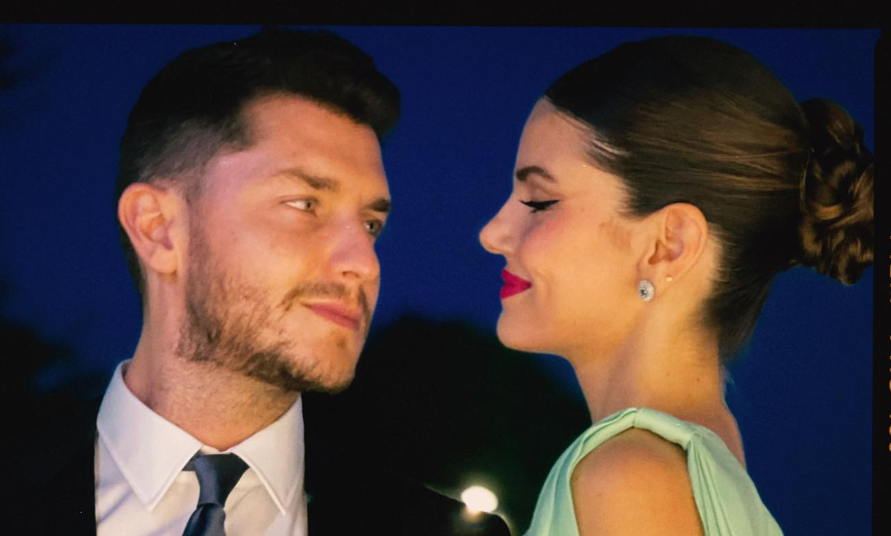 Camila Queiroz é fotografada pelo marido, Klebber Toledo, durante viagem: ”Te amo”