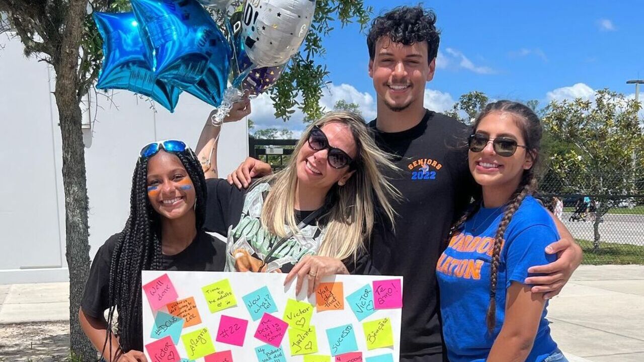 Nos EUA, Carla Perez celebra ida do filho para a faculdade: ”Estamos muito orgulhosos”