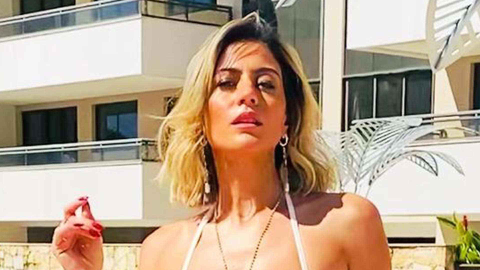 Carol Castro usa maiô cavadíssimo nos bastidores da série Maldivas
