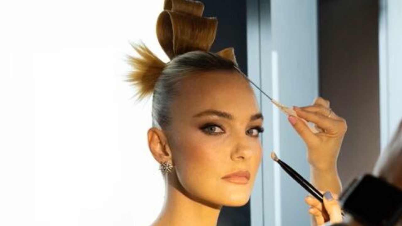 Com look pintado à mão, Carol Trentini chama atenção no MET Gala 2022