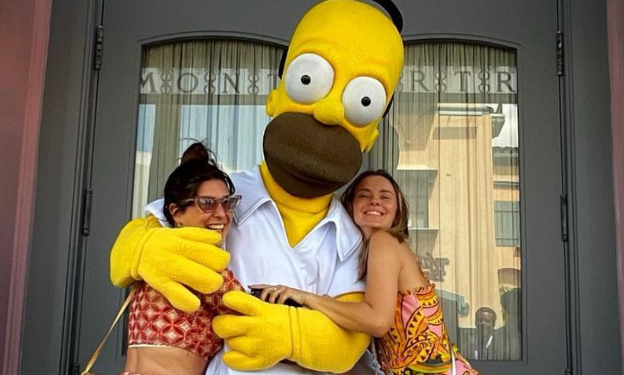 Carolina Dieckmann e Fernanda Paes Leme se divertem em parque de diversões em Orlando