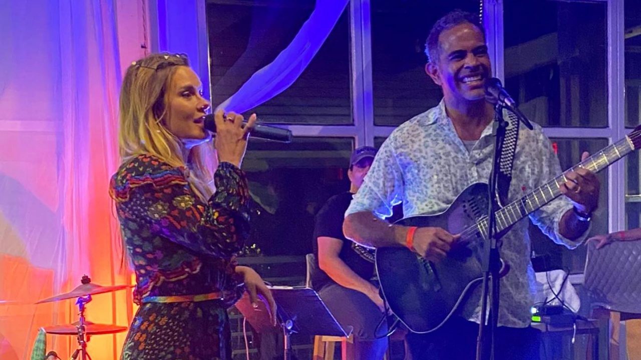 Carolina Dieckmann realiza sonho ao cantar com Jair Oliveira: “Inesquecível”