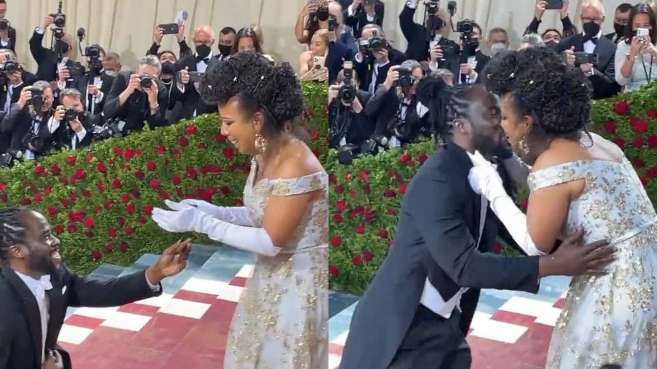 Casal rouba a cena com pedido de casamento no MET Gala 2022