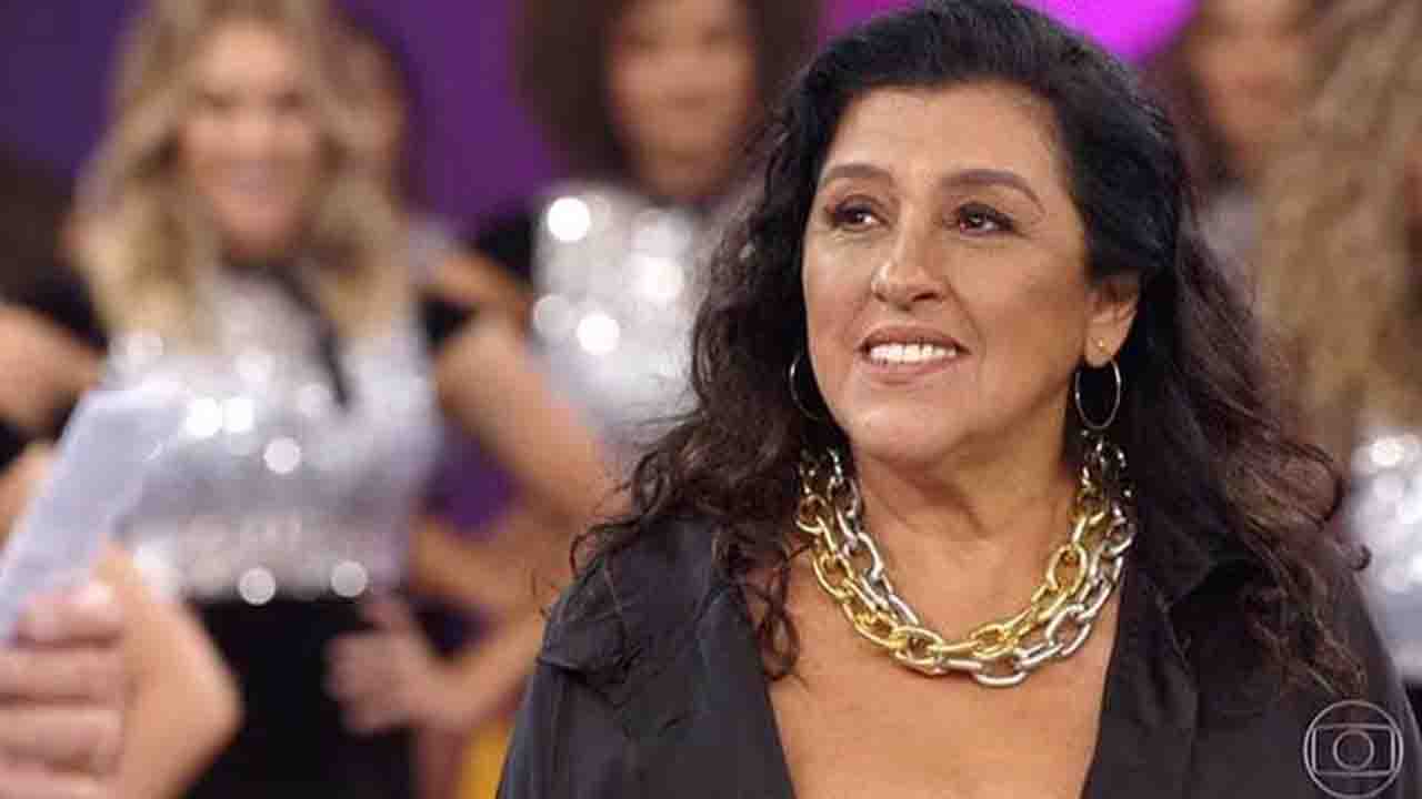 Filha de Regina Casé chama atenção por sua beleza em shopping no Rio de Janeiro