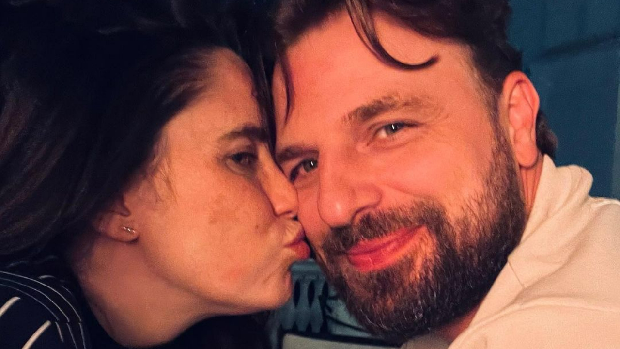 Cássio Reis surge coladinho com Fernanda Vasconcellos e se derrete: ”Quantos corações você vê na foto?”