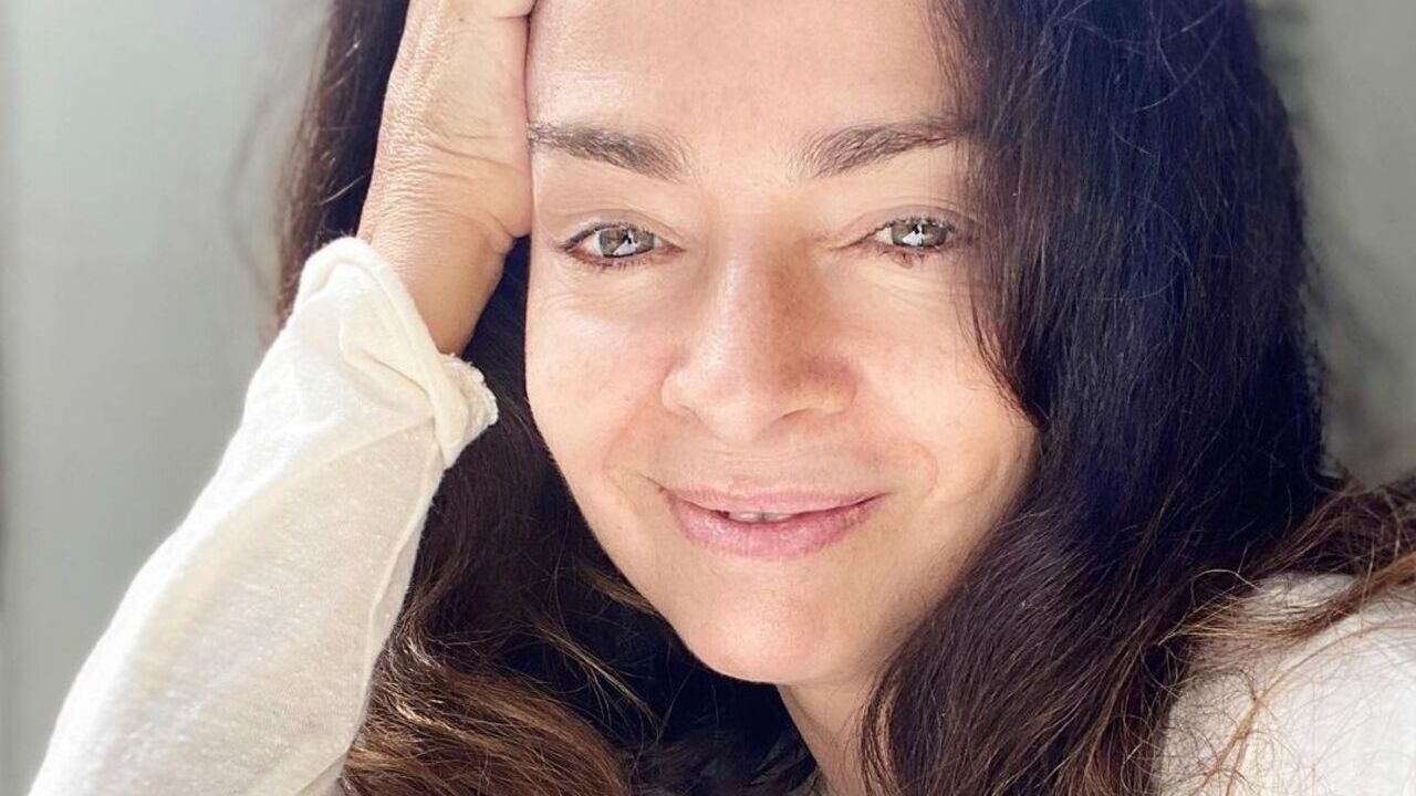 De maiô, Claudia Ohana exibe corpaço na beira do mar