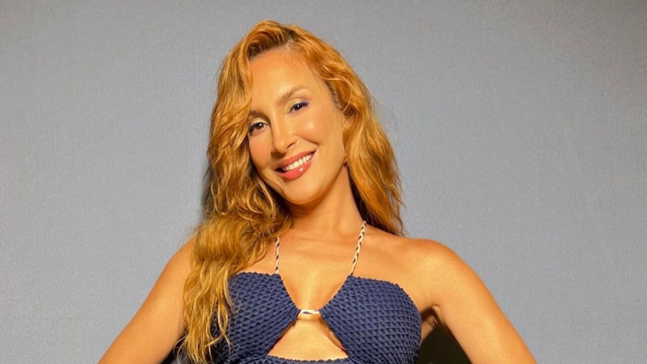 Claudia Leitte surge magérrima em vestido recortado e arranca elogios: ”Maravilhosa”