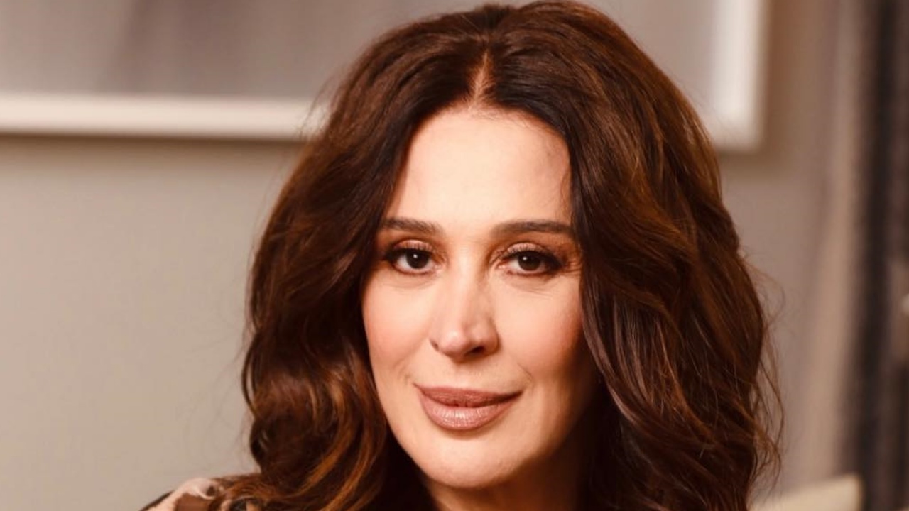 Claudia Raia surge poderosa de maiô cavado e avisa: “Minhas regras”