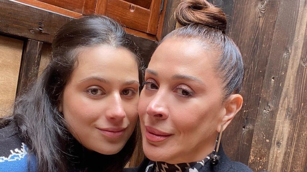Claudia Raia rebola muito com a filha e impressiona: ”Sarraia”