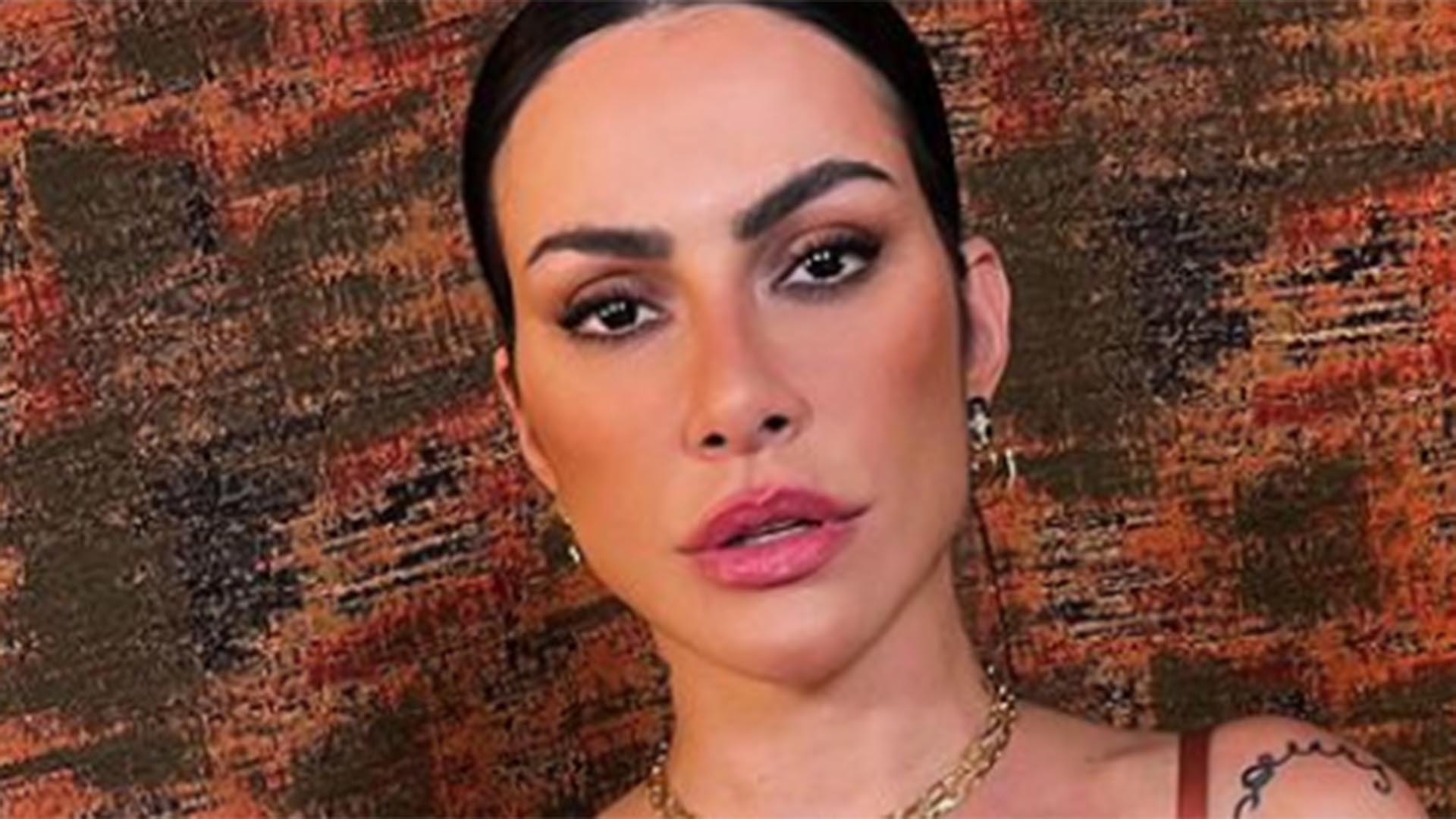 Cleo usa look poderoso com recortes estratégicos