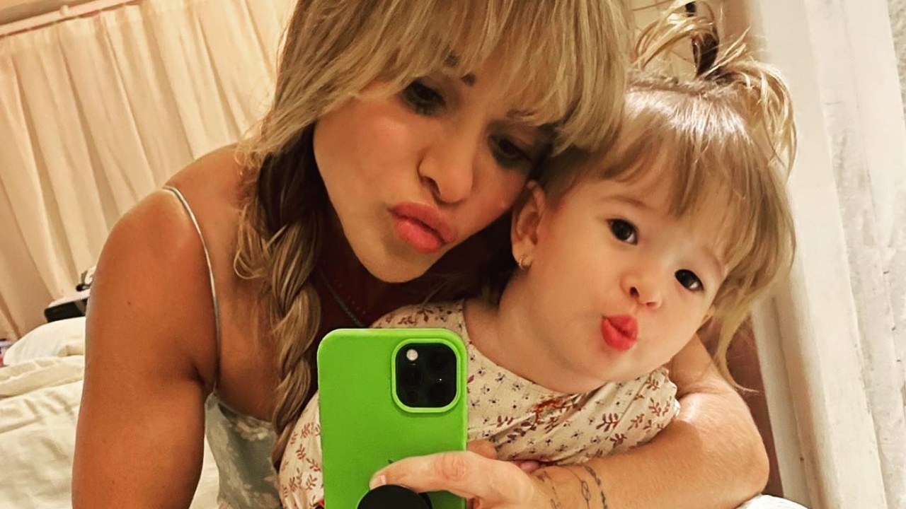 Dany Bananinha mostra spoiler do primeiro ensaio fotográfico com a filha: “Nasceu pronta”
