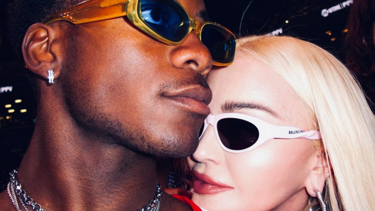 David Banda, filho de Madonna, rouba a cena ao usar vestido em evento