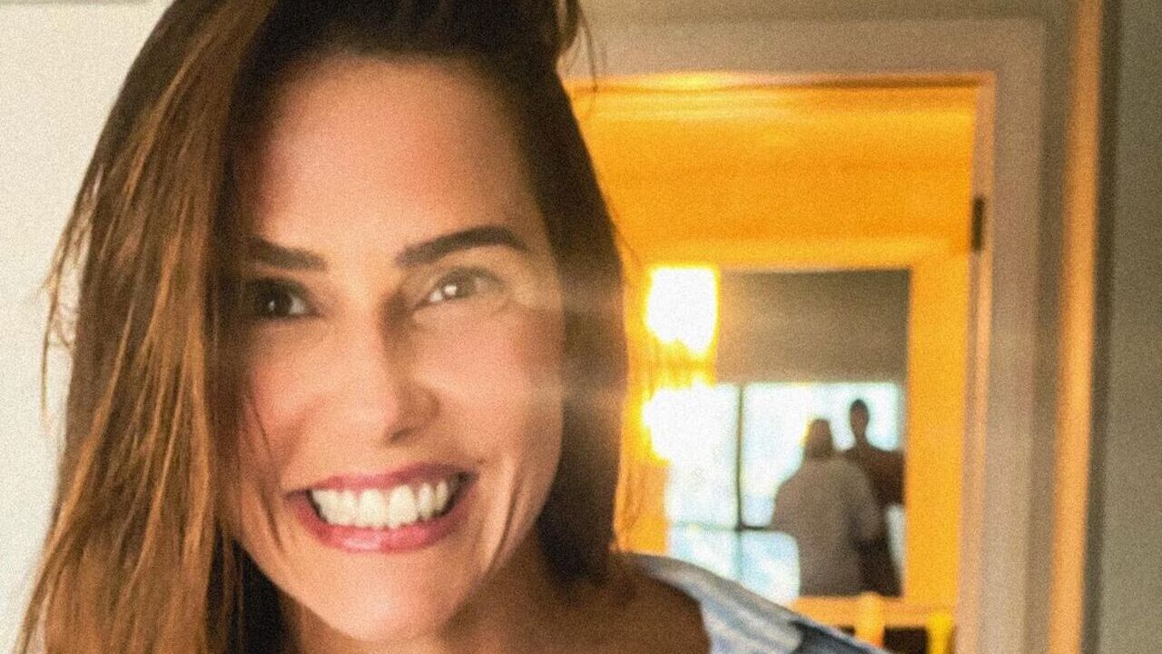 Deborah Secco compartilha vídeos de biquíni renovando o bronzeado e corpão chama a atenção