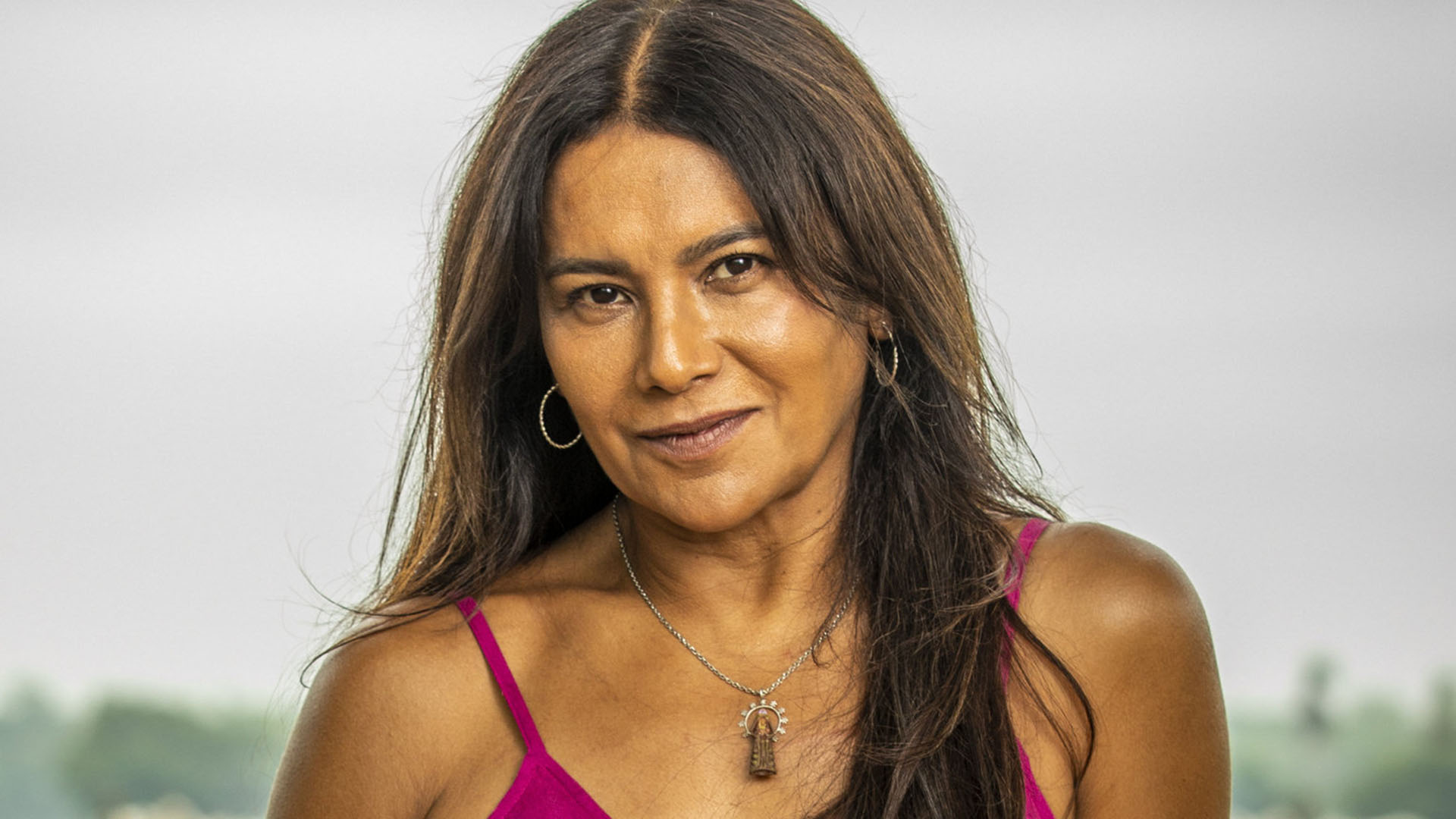 Dira Paes faz rara aparição com o marido e os filhos