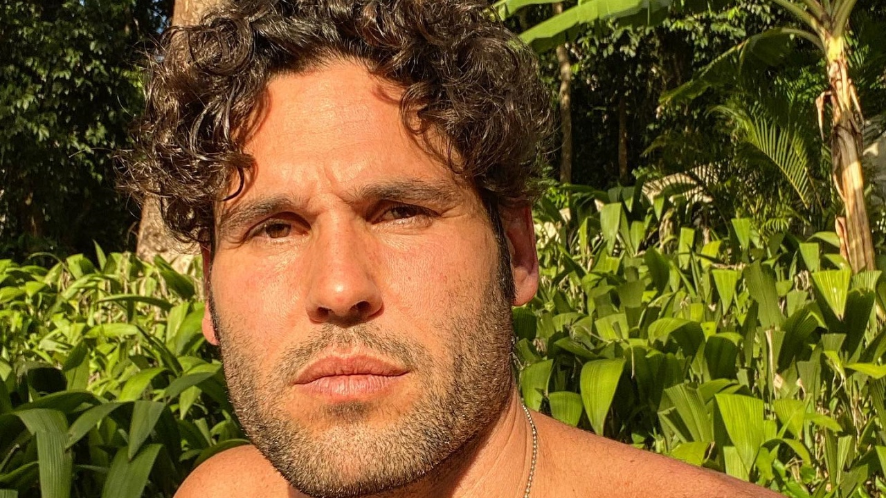 Dudu Azevedo chama atenção ao surgir sem camisa: “Que saúde”