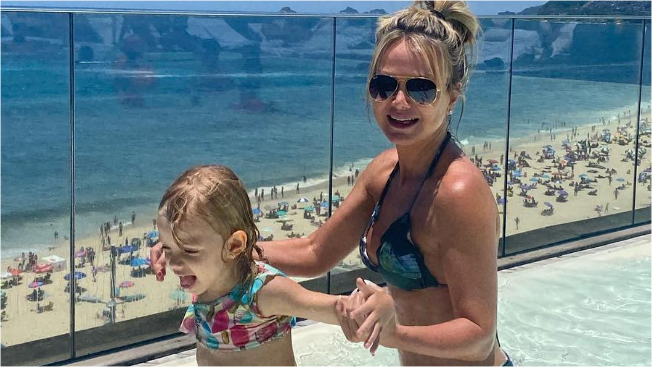 Filha de Eliana visita a mãe no trabalho e as duas dançam juntinhas
