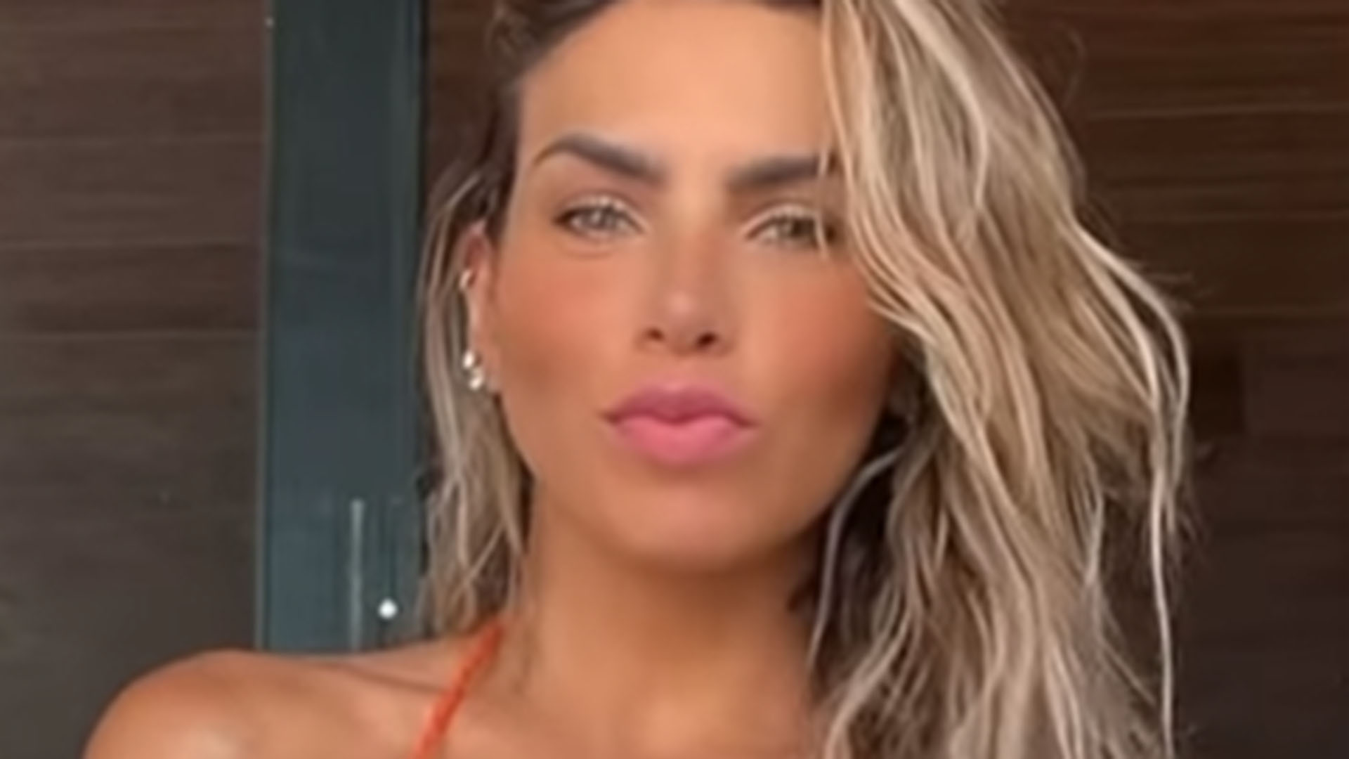 Ex-A Fazenda Erika Schneider rebola ao usar só biquíni fininho