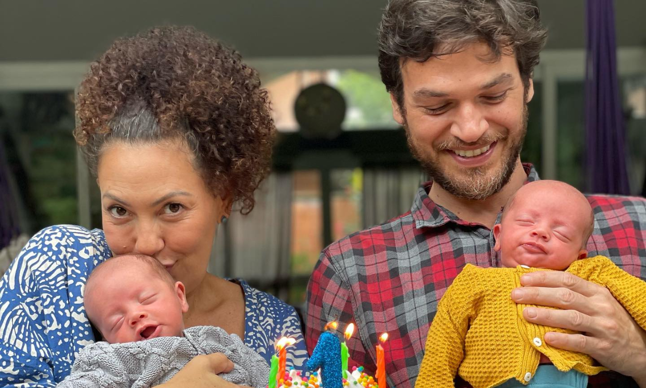 Fabiula Nascimento divide lindo registro amamentando um dos filhos gêmeos: ”Que momento”