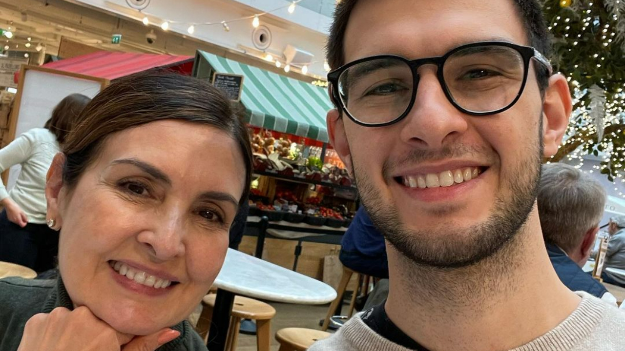 Fátima Bernardes relembra abraço especial que deu no filho, Vinicius: ”Saudade!”