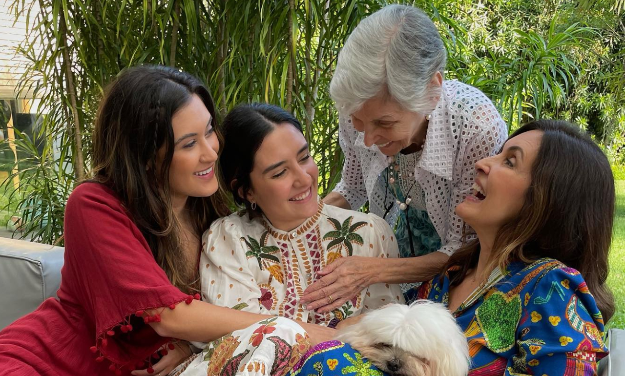 Fátima Bernardes celebra o Dia das Mães na companhia das filhas e da mãe