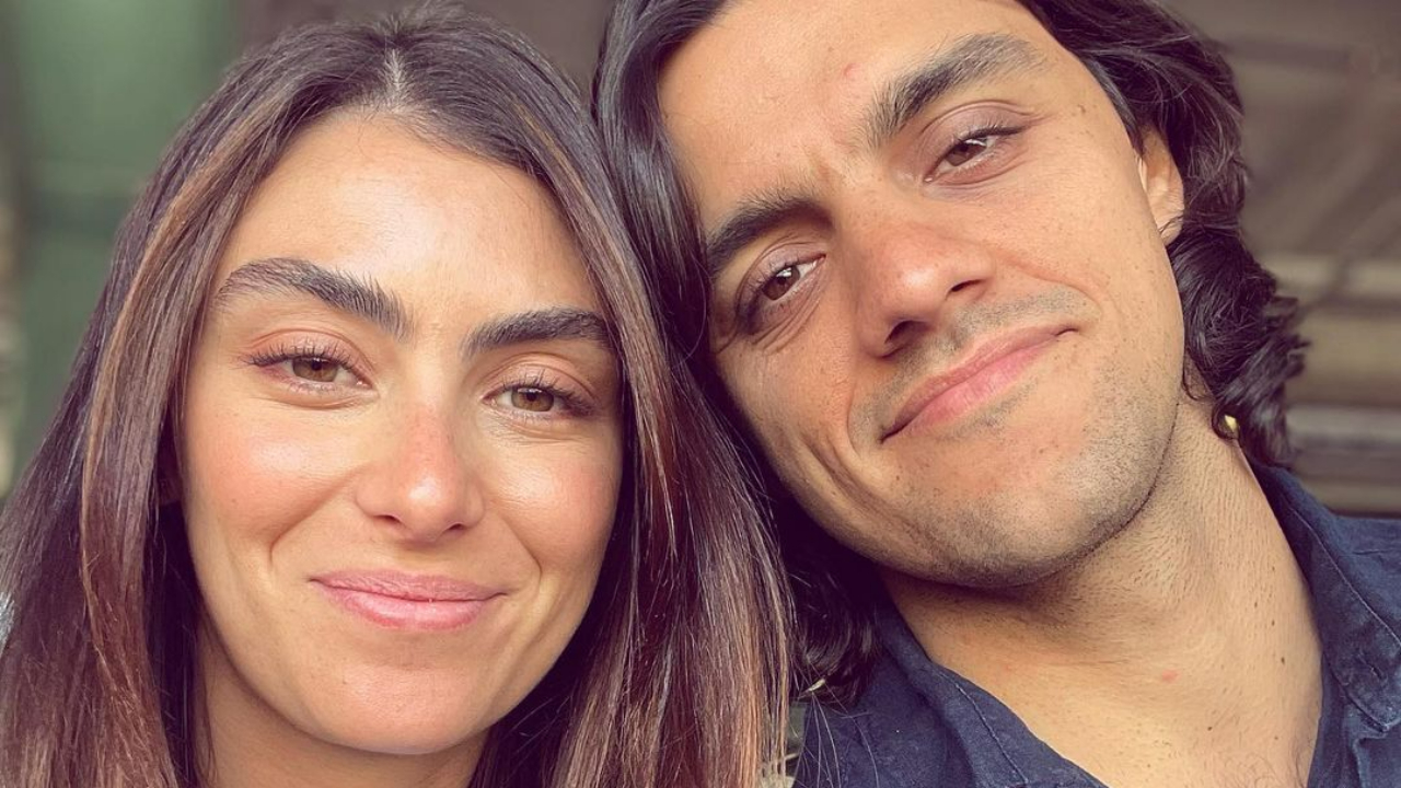 Felipe Simas se derrete ao publicar clique romântico com a esposa, Mariana Ulhmann: ”A melhor das conquistas”