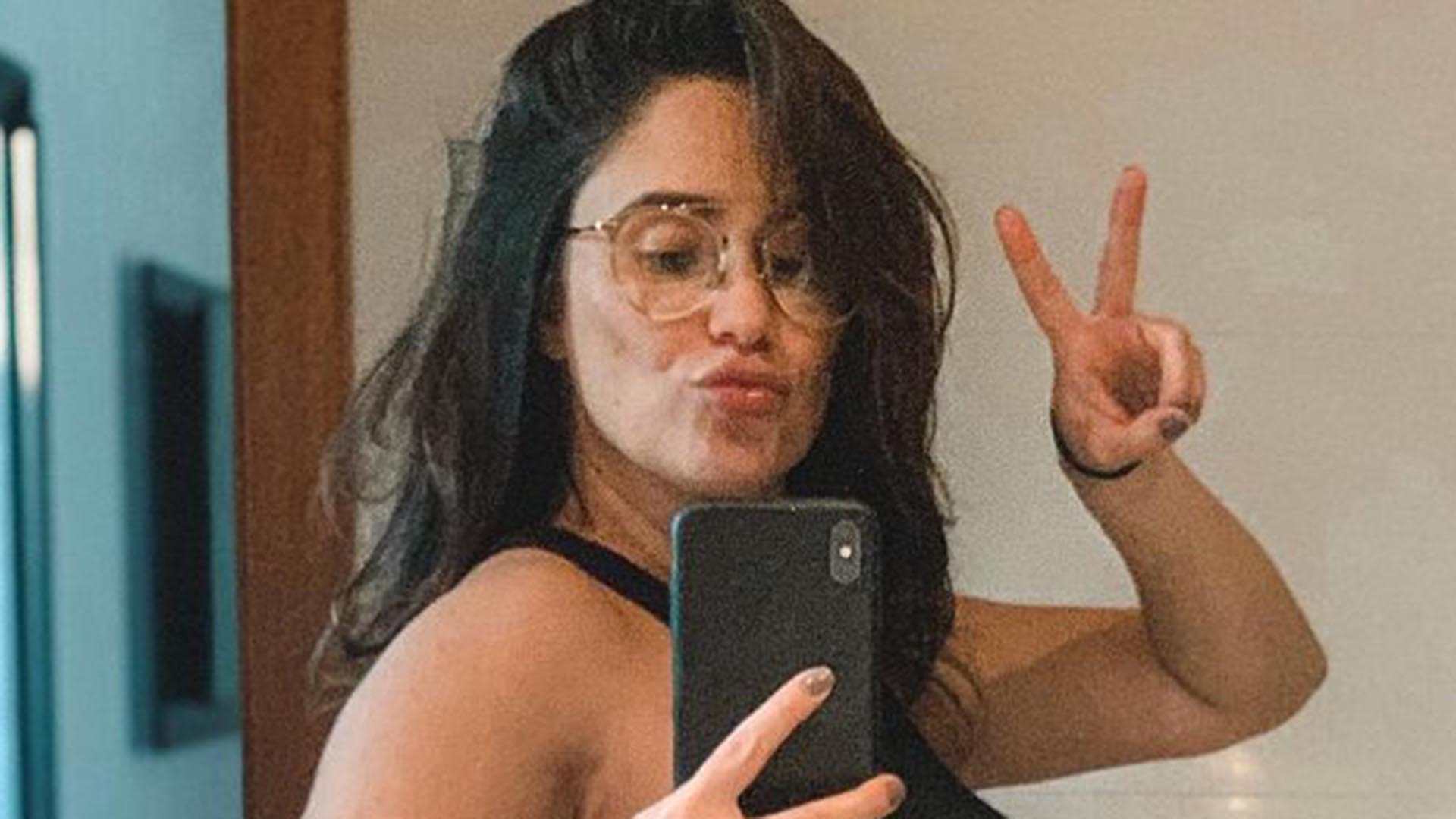 Grávida, Fernanda Vasconcellos surge abraçada com o marido, Cássio Reis