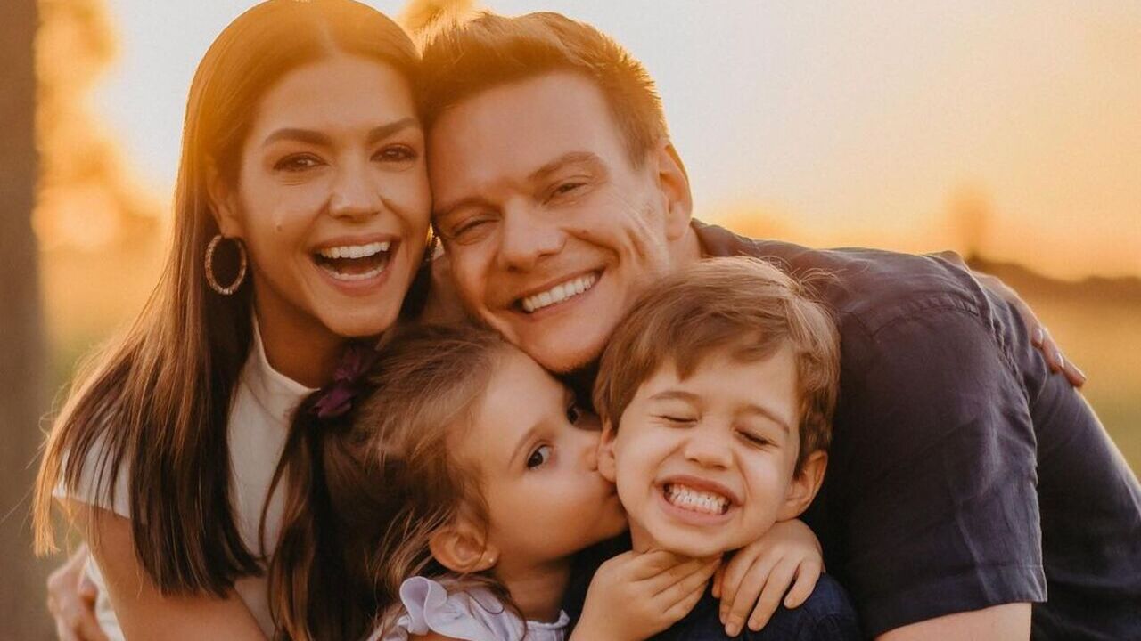 Filhos de Thais Fersoza e Michel Teló ganham festa de aniversário na escola