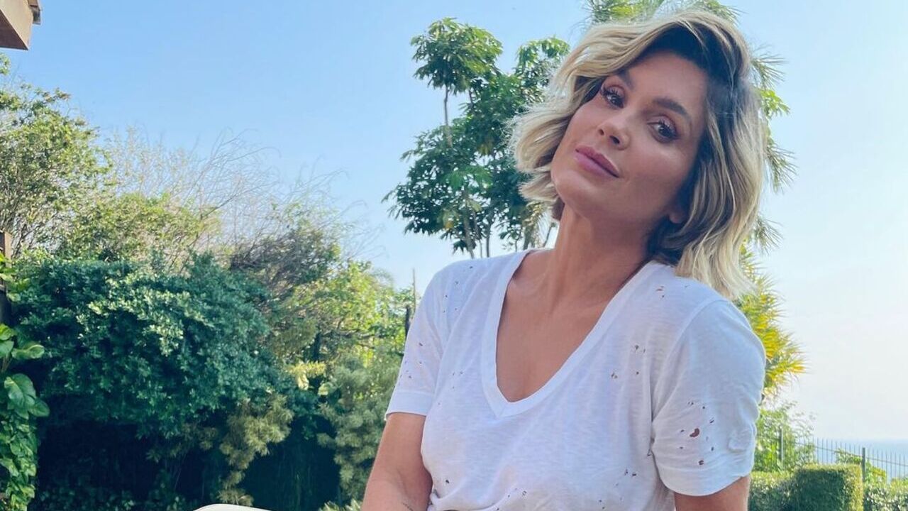 Sem sutiã, Flávia Alessandra exibe decote poderoso e Otaviano Costa comenta: ”Minha leoa”