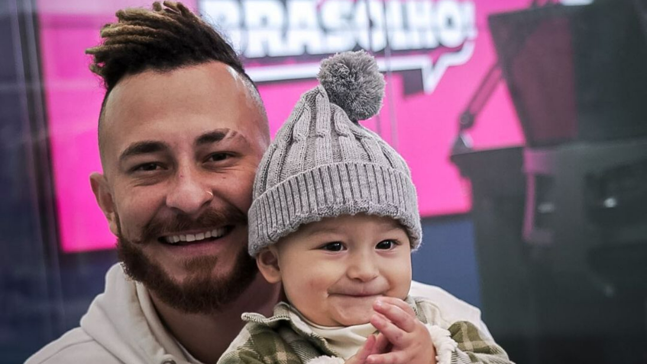 Fred recebe o filho, Cris, no trabalho: ”Ó quem veio visitar o popói no trabalho”