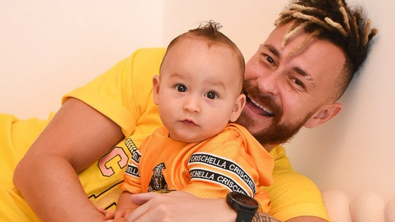 Fred exibe primeiro gol do filho, Cris, usando a camiseta do Palmeiras: ”Dia histórico para o futebol”
