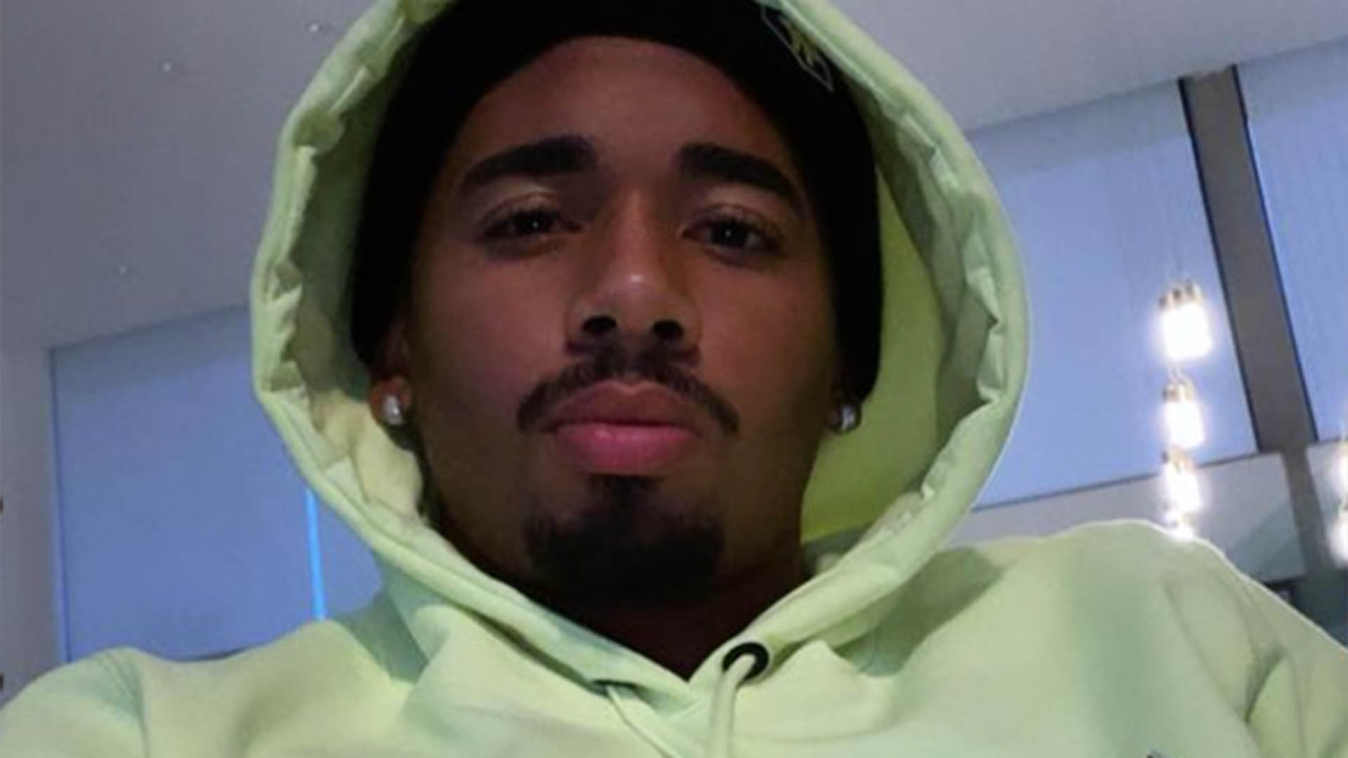 Gabriel Jesus apresenta a filha recém-nascida, Helena