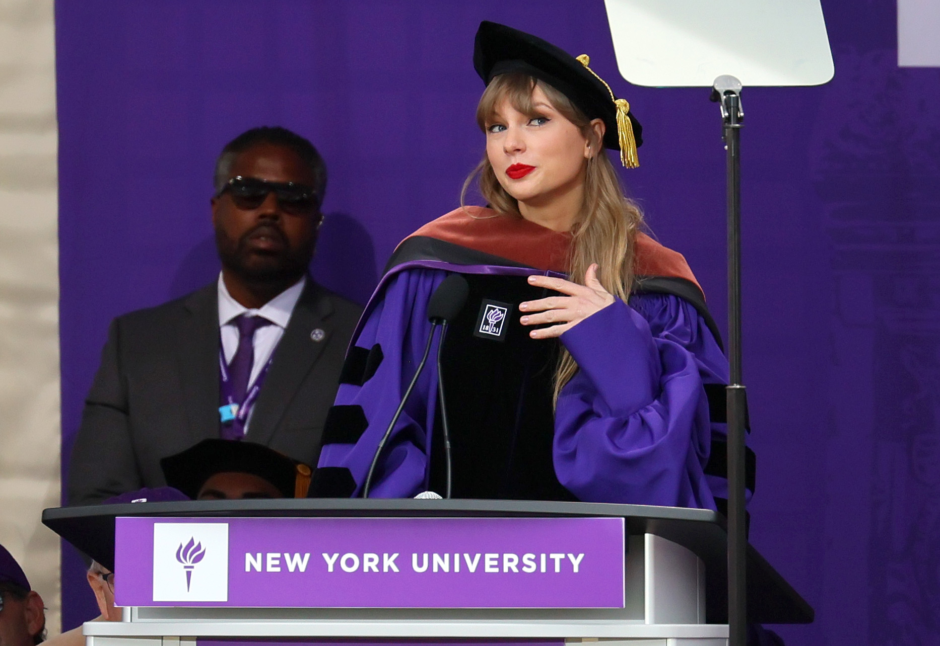 Taylor Swift recebe doutorado honorário na Universidade de Nova York