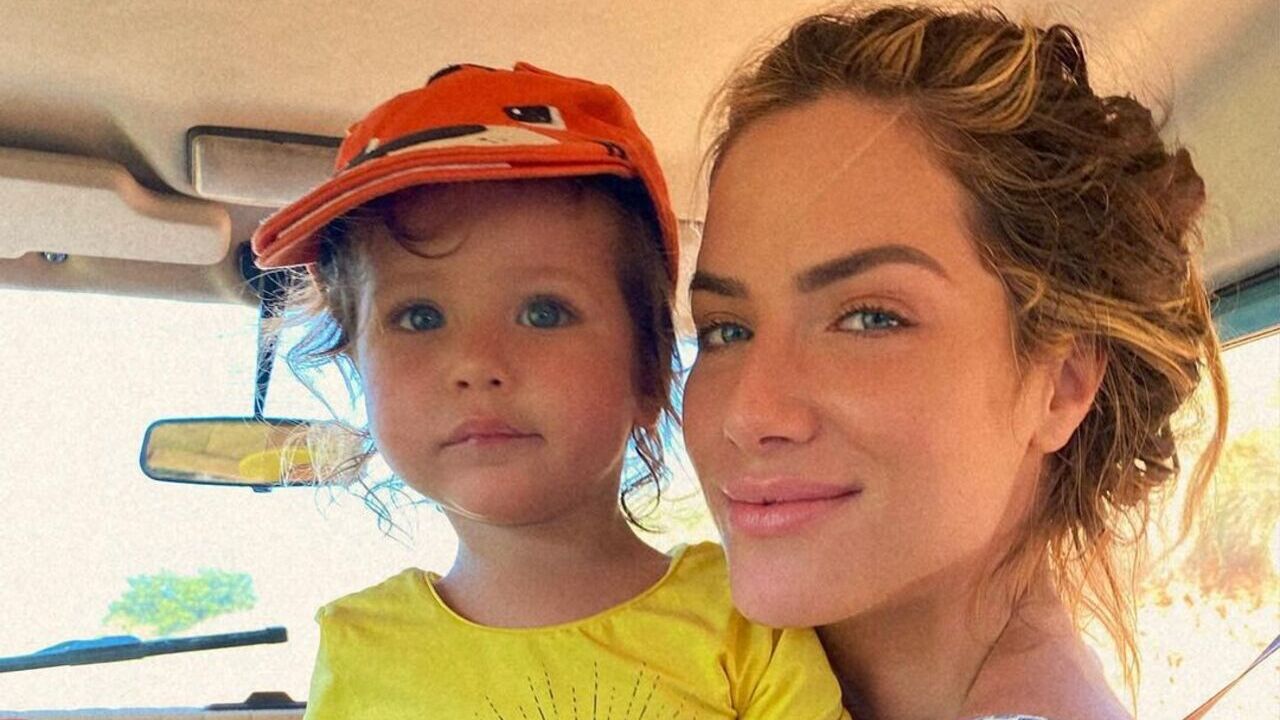 Giovanna Ewbank encanta ao mostrar Zyan de rabinho no cabelo em shopping