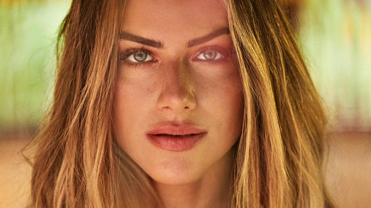 Em São Paulo, Giovanna Ewbank aproveita o frio com garrafa de vinho