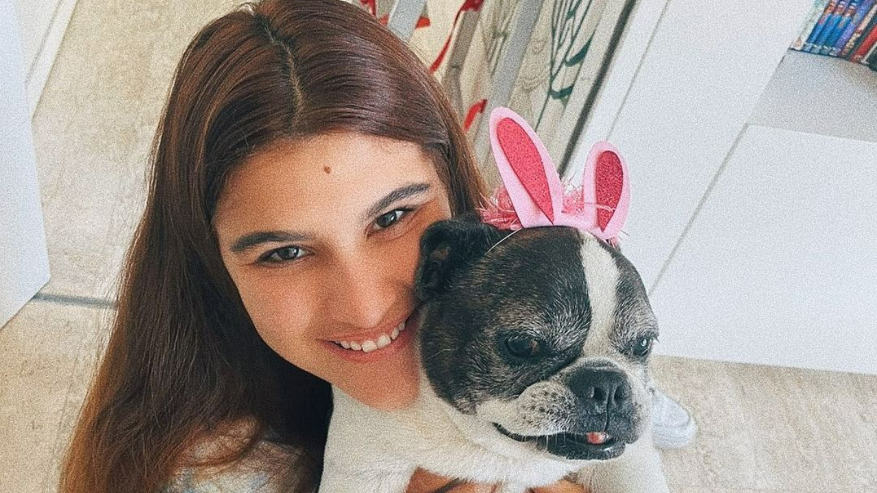 Giulia Costa exibe cliques encantadores coladinha com sua cachorrinha: ”Vida minha”