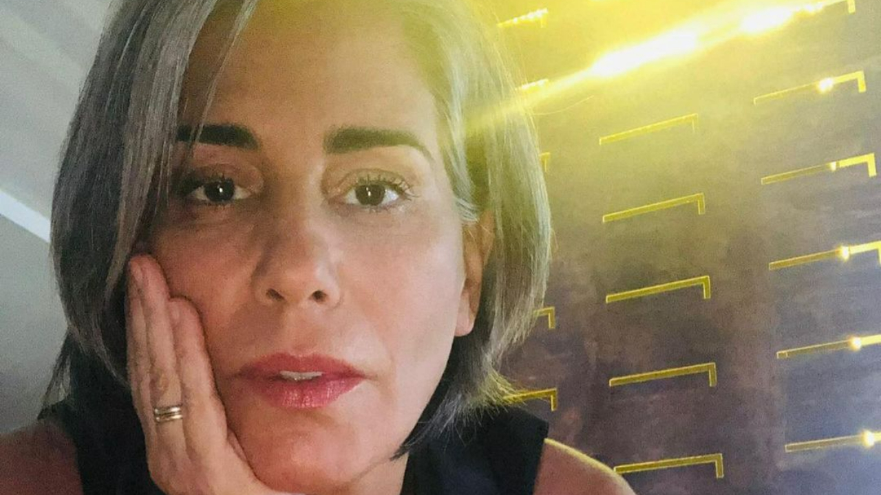 Gloria Pires exibe momento fofoura ao surgir coladinha com seus cães: ”Hora do carinho!”