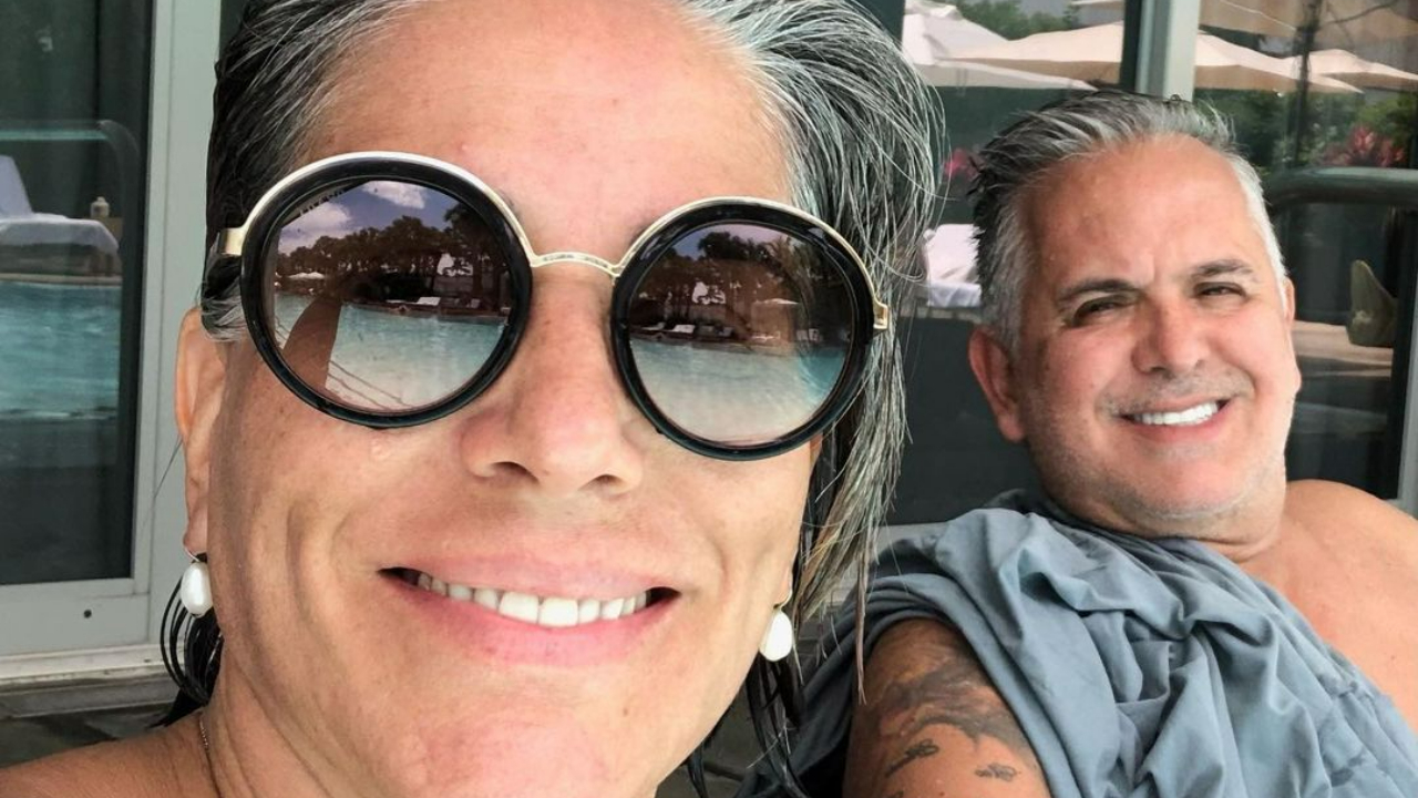 Gloria Pires curte banho de piscina na companhia do marido, Orlando Morais: ”Nossa sexta!”