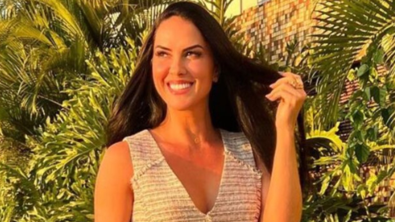 Graciele Lacerda rouba a cena em shopping com calça coladíssima