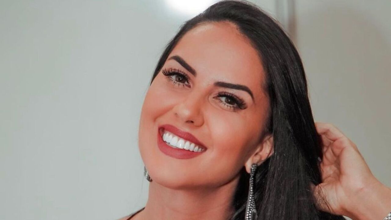 Graciele Lacerda rouba a cena em show de Zezé com calça vermelha justíssima