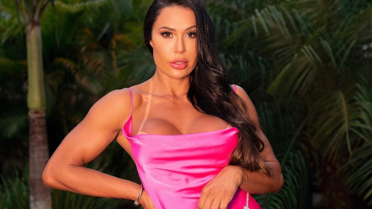 Gracyanne Barbosa surge quase sem roupa em cima de moto e para tudo
