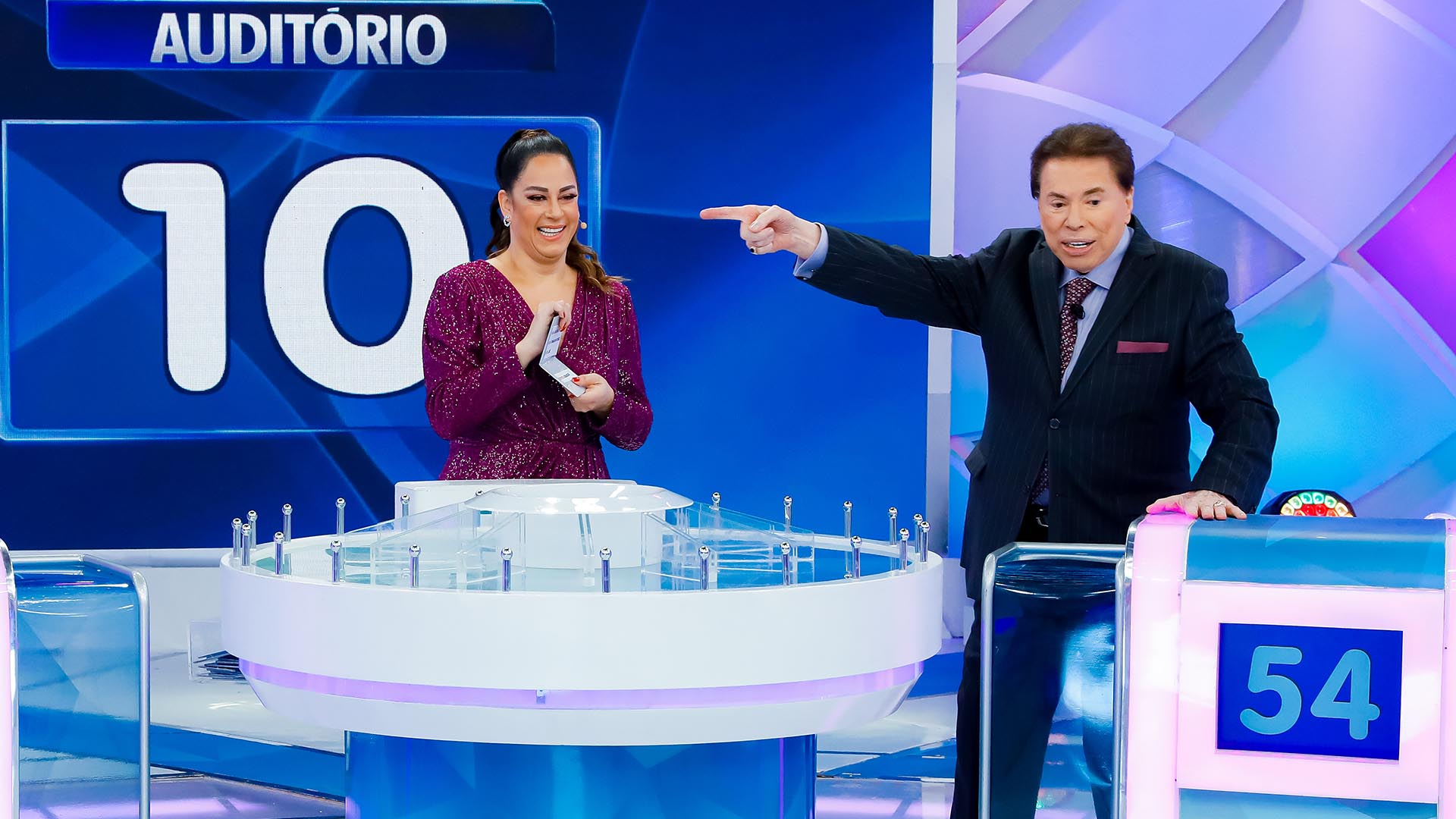 Silvia Abravanel troca de lugar com Silvio Santos no comando do Jogo das 3 Pistas