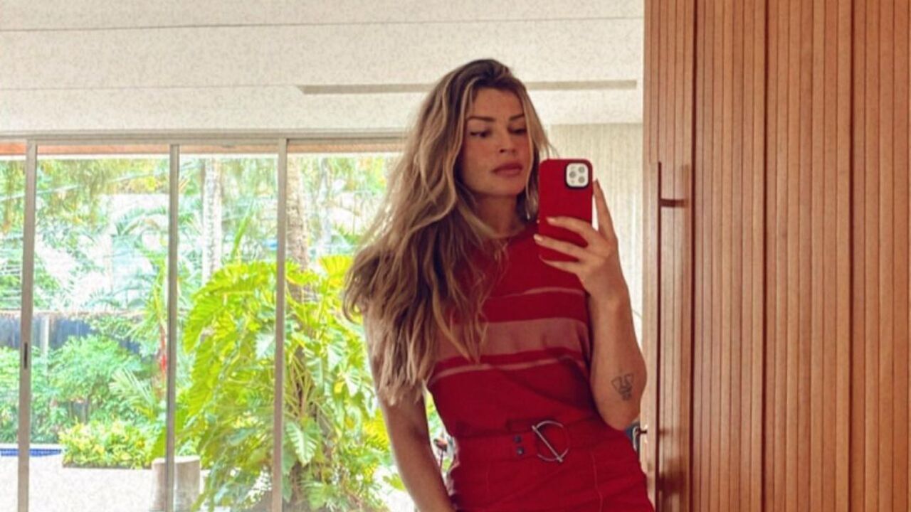 Grazi Massafera exibe pernas perfeitas em look curtinho e choca: ”Muito linda”