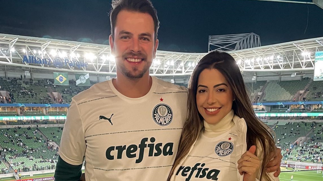 Ex-BBB Laís Caldas assiste jogo de futebol ao lado de Gustavo Marsengo: “Primeira vez”