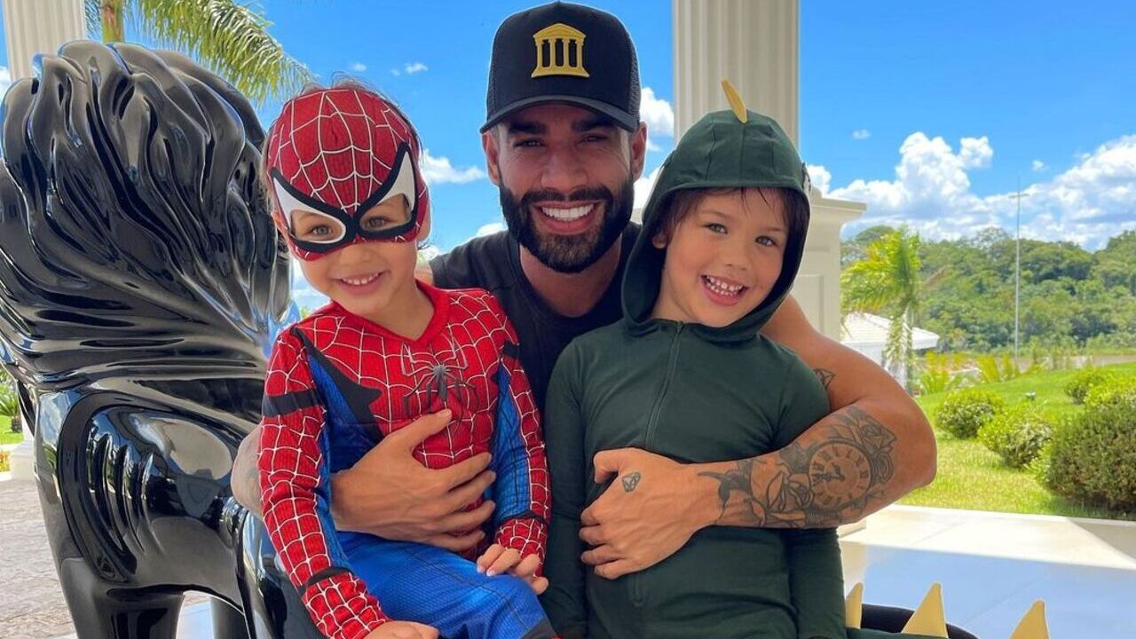 Após cirurgia, Gusttavo Lima faz foto com os filhos: ”Dengo papai”