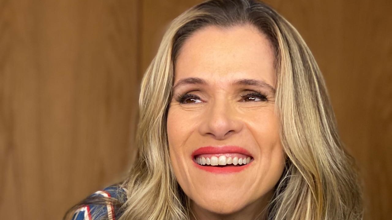 Ingrid Guimarães posta foto de sua primeira comunhão e brinca sobre visual: “Corte de cabelo equivocado”