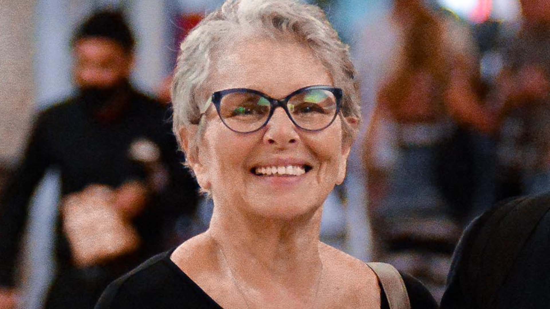Irene Ravache faz rara aparição pública com o marido