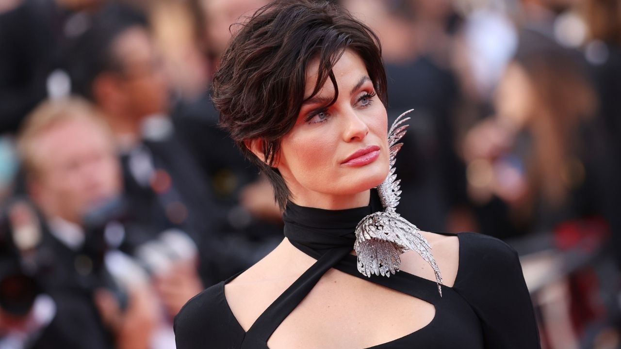 Em Cannes, Isabeli Fontana rouba a cena com acessório de esmeralda cravejado em diamantes