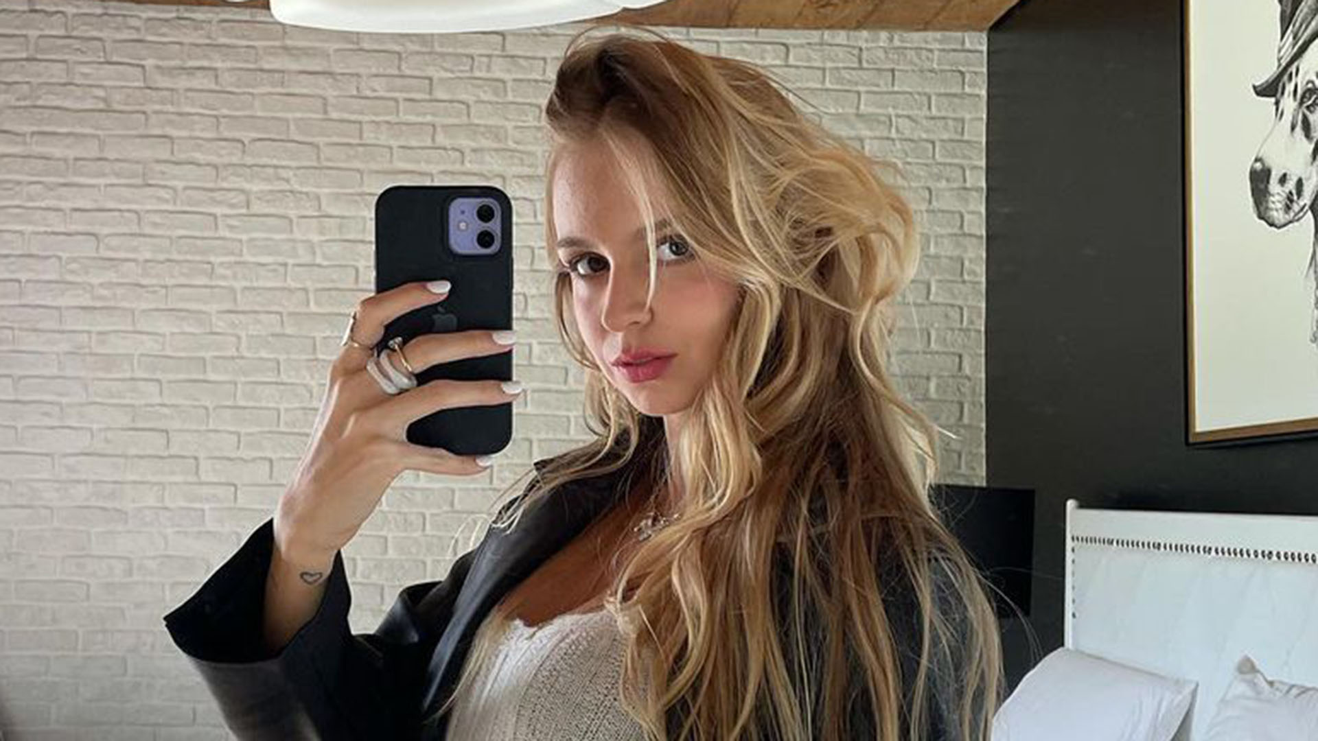 Grávida, Isabella Scherer dispensa toda a roupa em novo ensaio